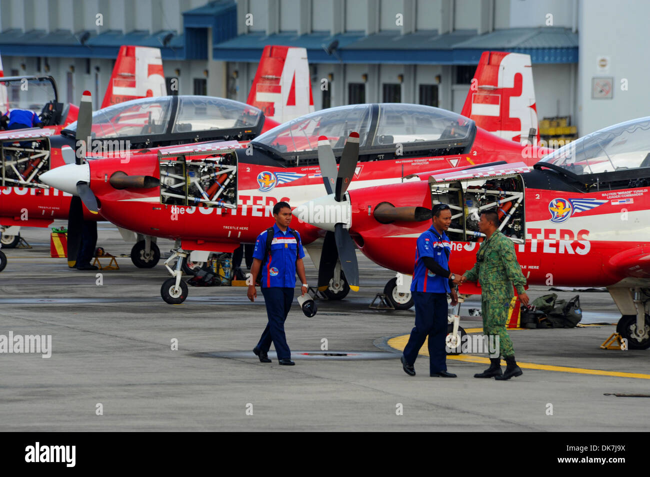 BASE AÉREA RIMBA, Brunei -- los miembros de la tripulación del Indonesian Júpiter acrobático Team se prepara para realizar procedimientos post-vuelo hacia atrás Foto de stock