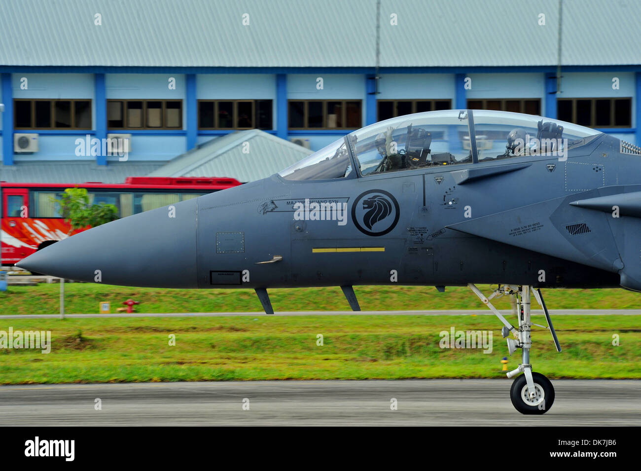 BASE AÉREA RIMBA, Brunei -- una Fuerza Aérea de Singapur F-15E Strike Eagle ondas piloto a flightline personal como él los taxis para pra Foto de stock