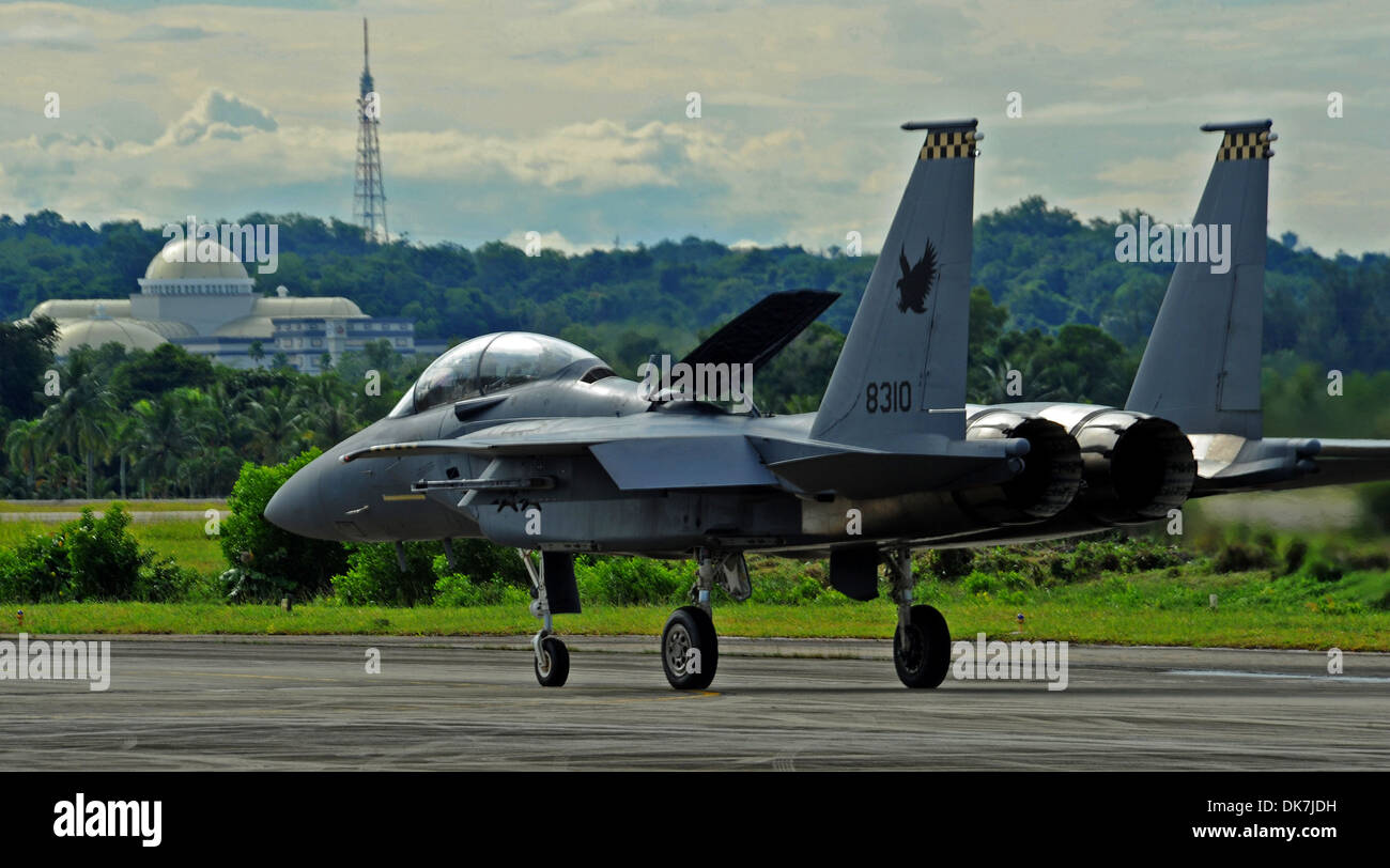 BASE AÉREA RIMBA, Brunei -- una Fuerza Aérea de Singapur F-15E Strike Eagle taxis hacia la pista de aterrizaje para un vuelo de práctica en la Base Aérea Rimba durante la 4a Bienal Internacional de Defensa de Brunei Darussalam Exposición, Diciembre 1, 2013. 13 BRIDEX es una oportunidad f Foto de stock