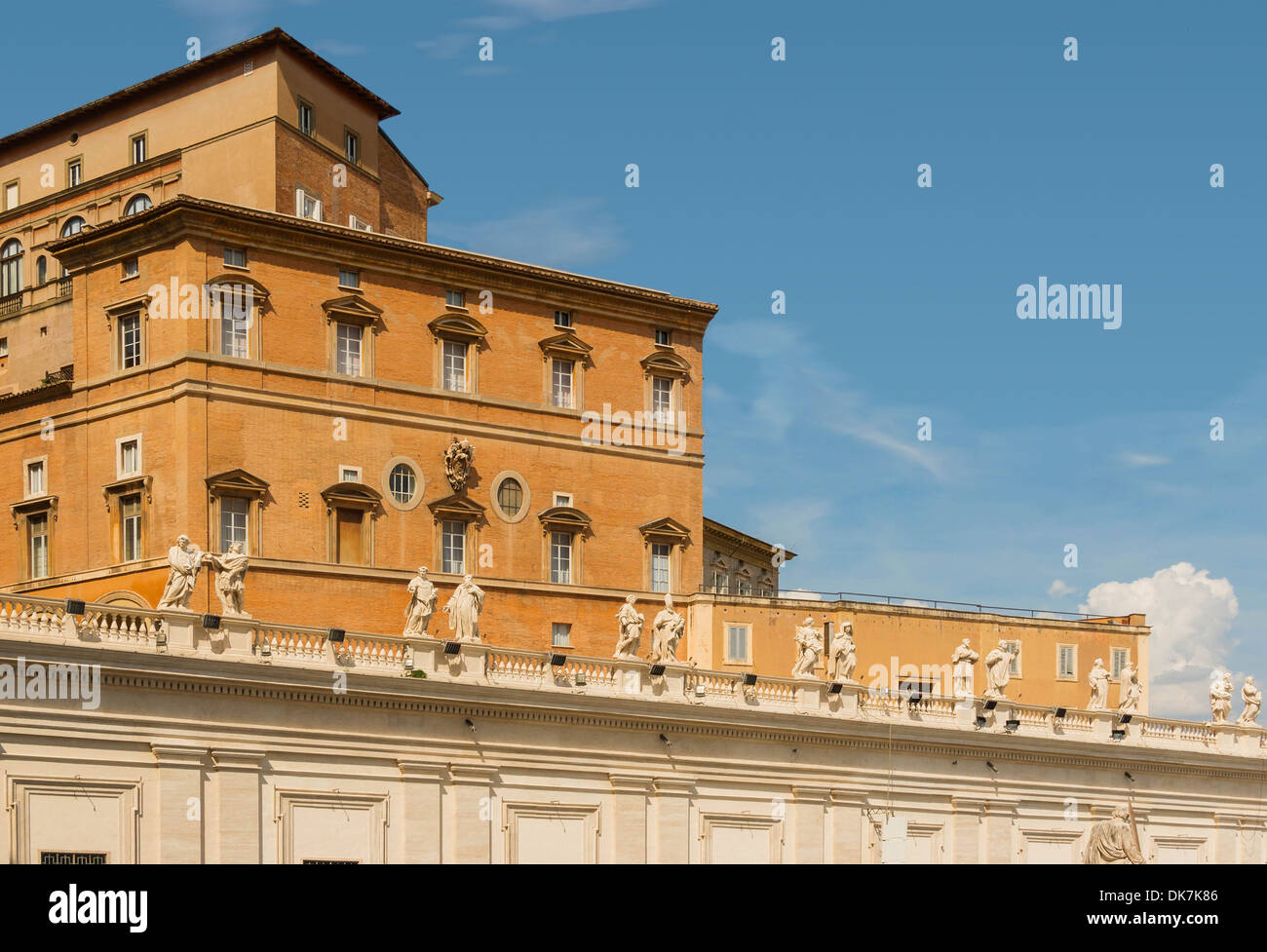 Apartamentos pontificia, Palacio Apostólico, desde la plaza de San Pedro. Ciudad del Vaticano. Foto de stock