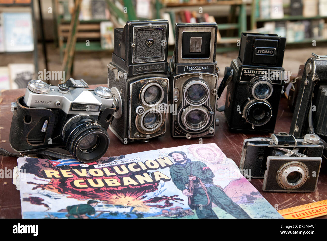 Venta de cámaras antiguas, Plaza de Armas, La Habana Cuba Caribe Fotografía  de stock - Alamy