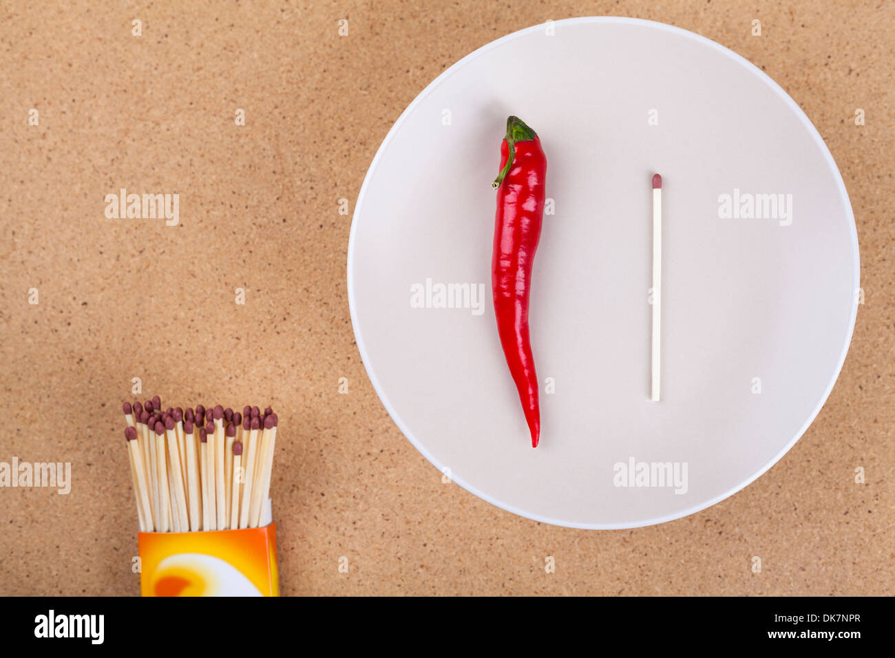 Fresco con placa de red hot chili peppers y coincidencias en la tabla. Foto de stock