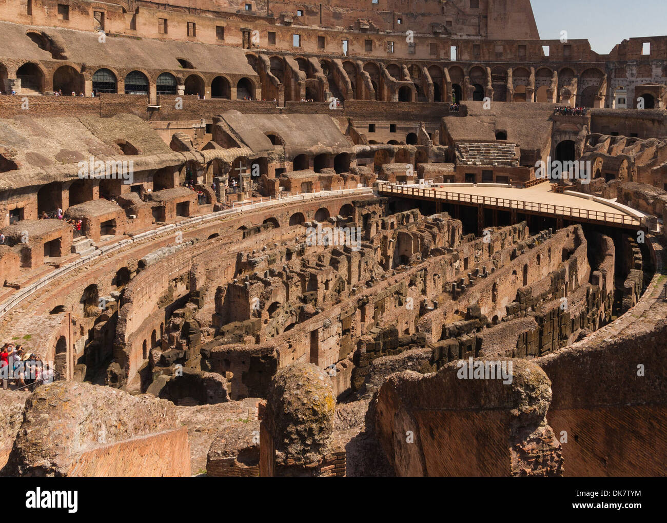 El óvalo de la arena del Coliseo, vista sobre el metro. Roma, Italia. Foto de stock