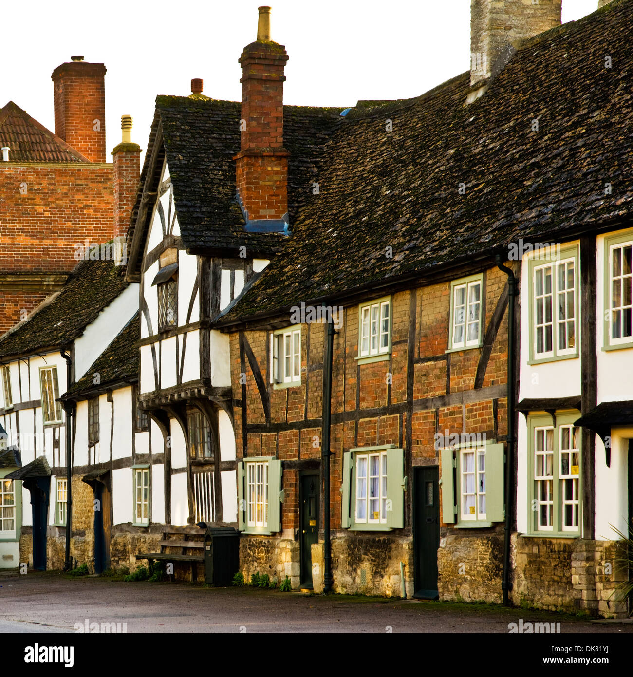 Casas de entramado de madera del medieval, que perteneció a los comerciantes de lana, en el bonito pueblo histórico de Lacock, en Wiltshire. Foto de stock