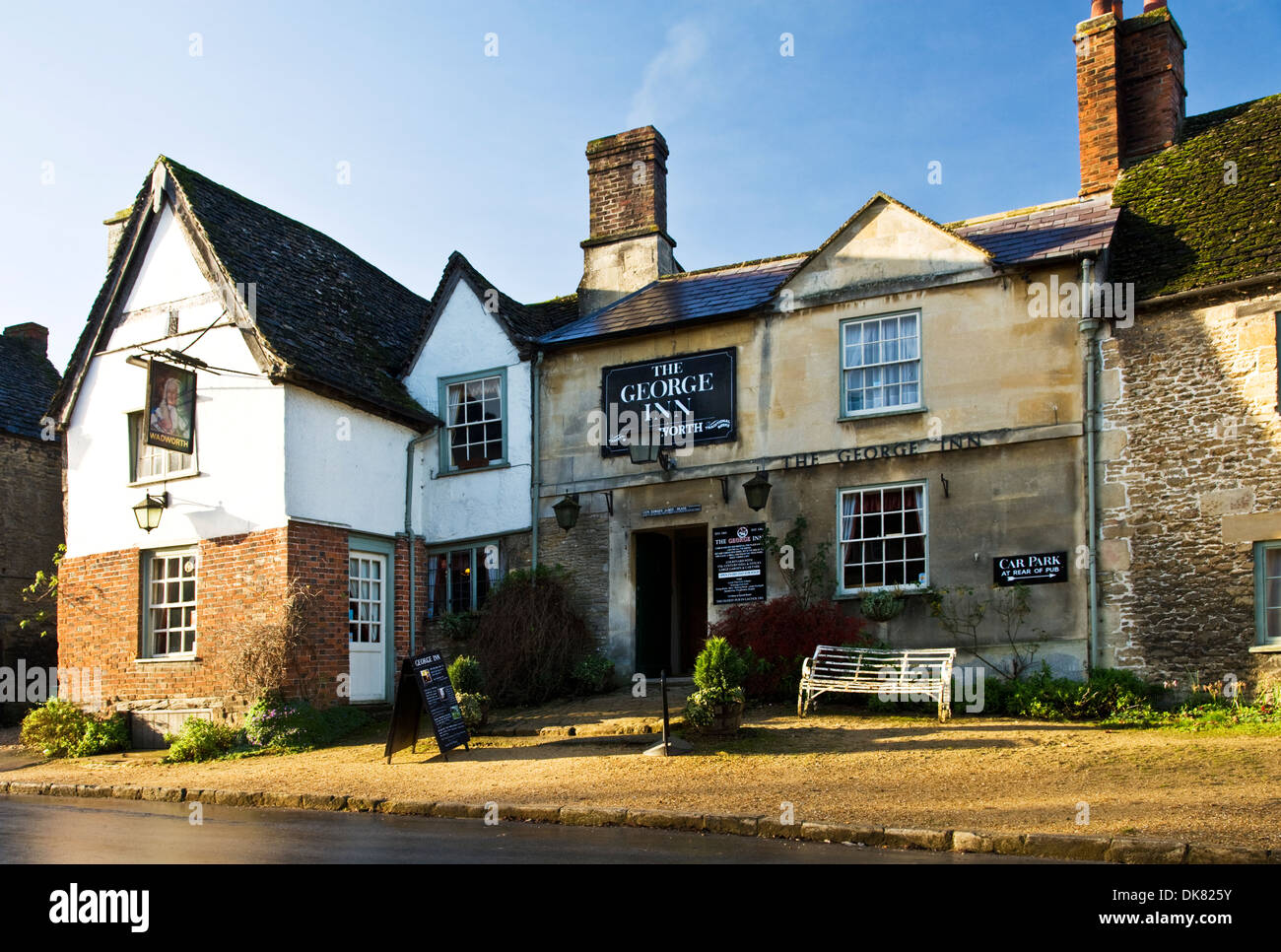 La George Inn, un famoso pub en el pintoresco pueblo de Lacock, Wiltshire Foto de stock