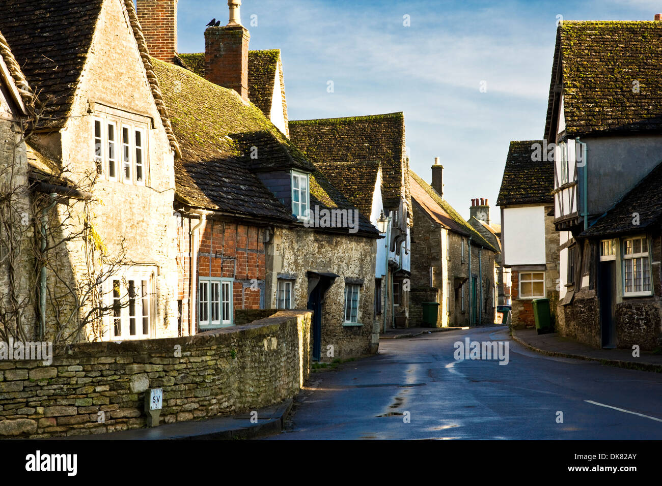 Una calle medieval de las casas de los mercaderes de lana en el pueblo de Lacock Wiltshire. Foto de stock