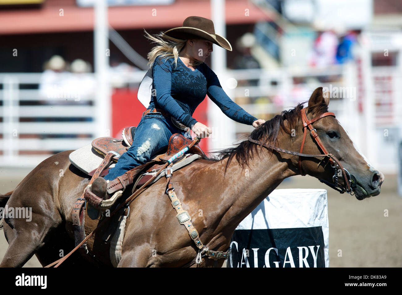 Julio 8, 2011 - Calgary, Alberta, Canadá - Barrel racer Lauren Byrne de Saskatoon, SK compite en el Calgary Stampede en Parque Stampede de Calgary, Alberta Canada. Byrne terminó con un 18,23 por el quinto lugar en el día. (Crédito de la Imagen: © Matt Cohen/Global/ZUMAPRESS.com) Southcreek Foto de stock