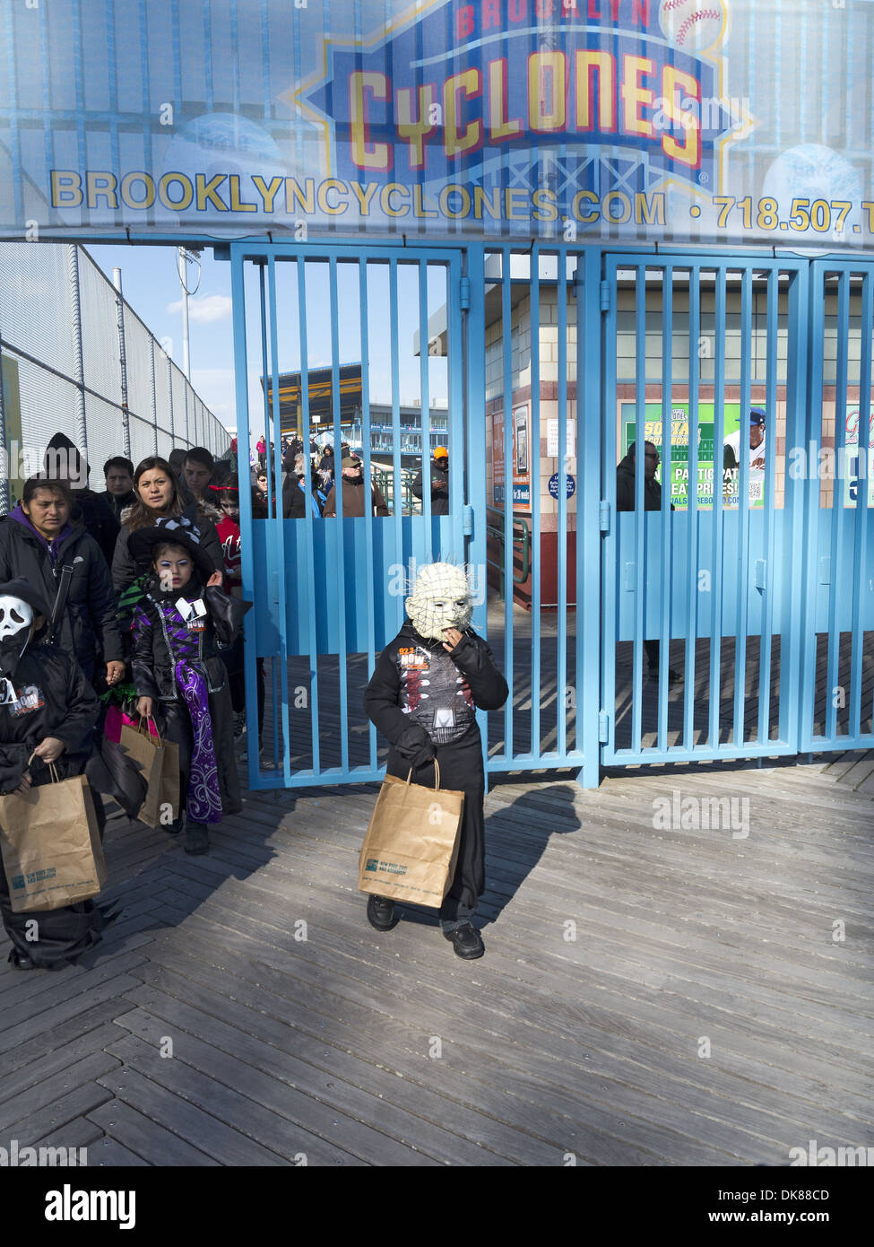 Asustado, Little Boy lidera la anual de Halloween de Coney Island