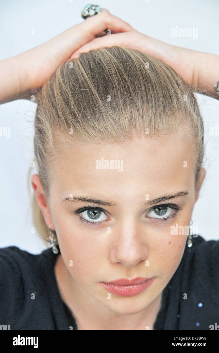 Pelo largo rubio ojos azules fotografías e imágenes de alta resolución