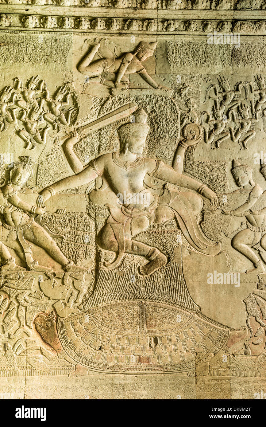 Historia hindú tallar en galería de Angkor Wat, Siem Reap, Camboya Foto de stock