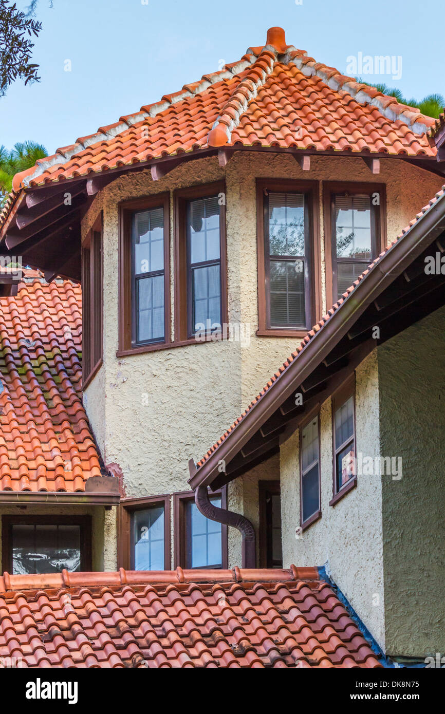 Techo de tejas de arcilla de estilo español casa privada en Green Cove Springs, Florida Foto de stock