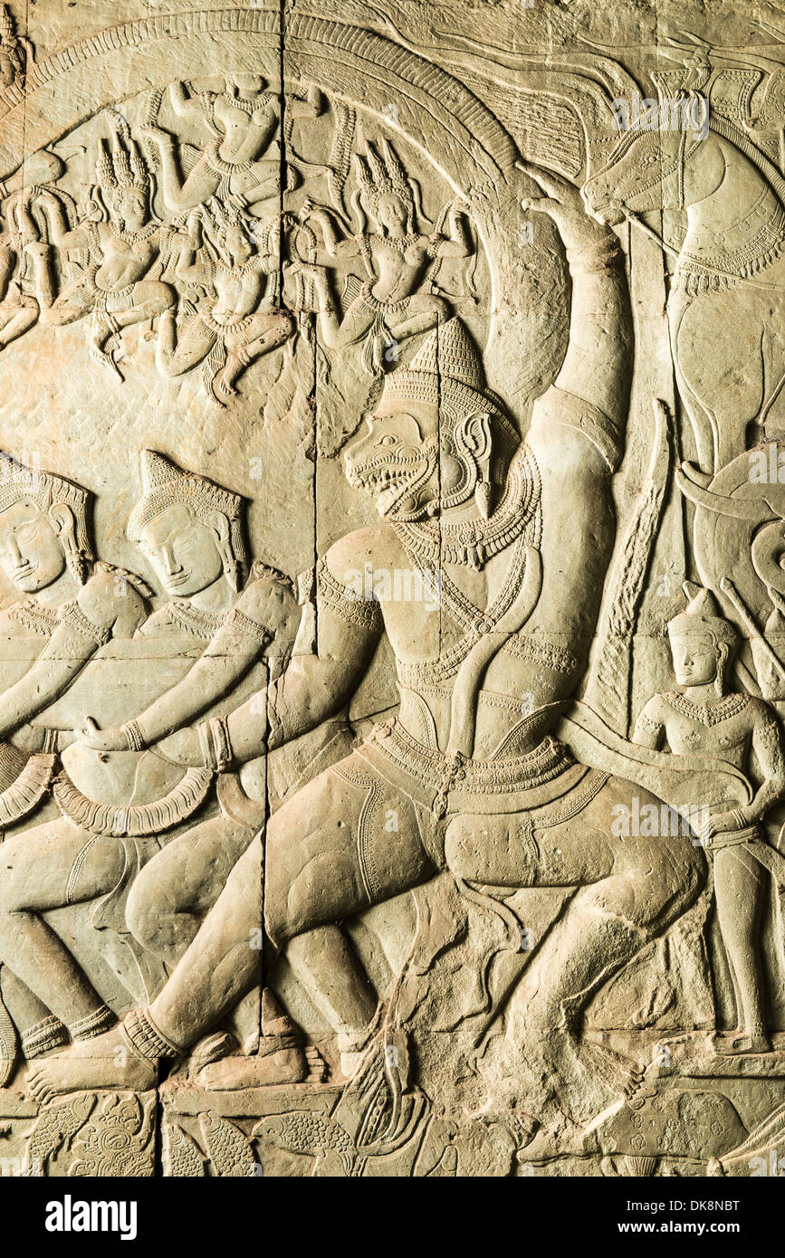 Historia hindú tallar en galería de Angkor Wat, Siem Reap, Camboya Foto de stock