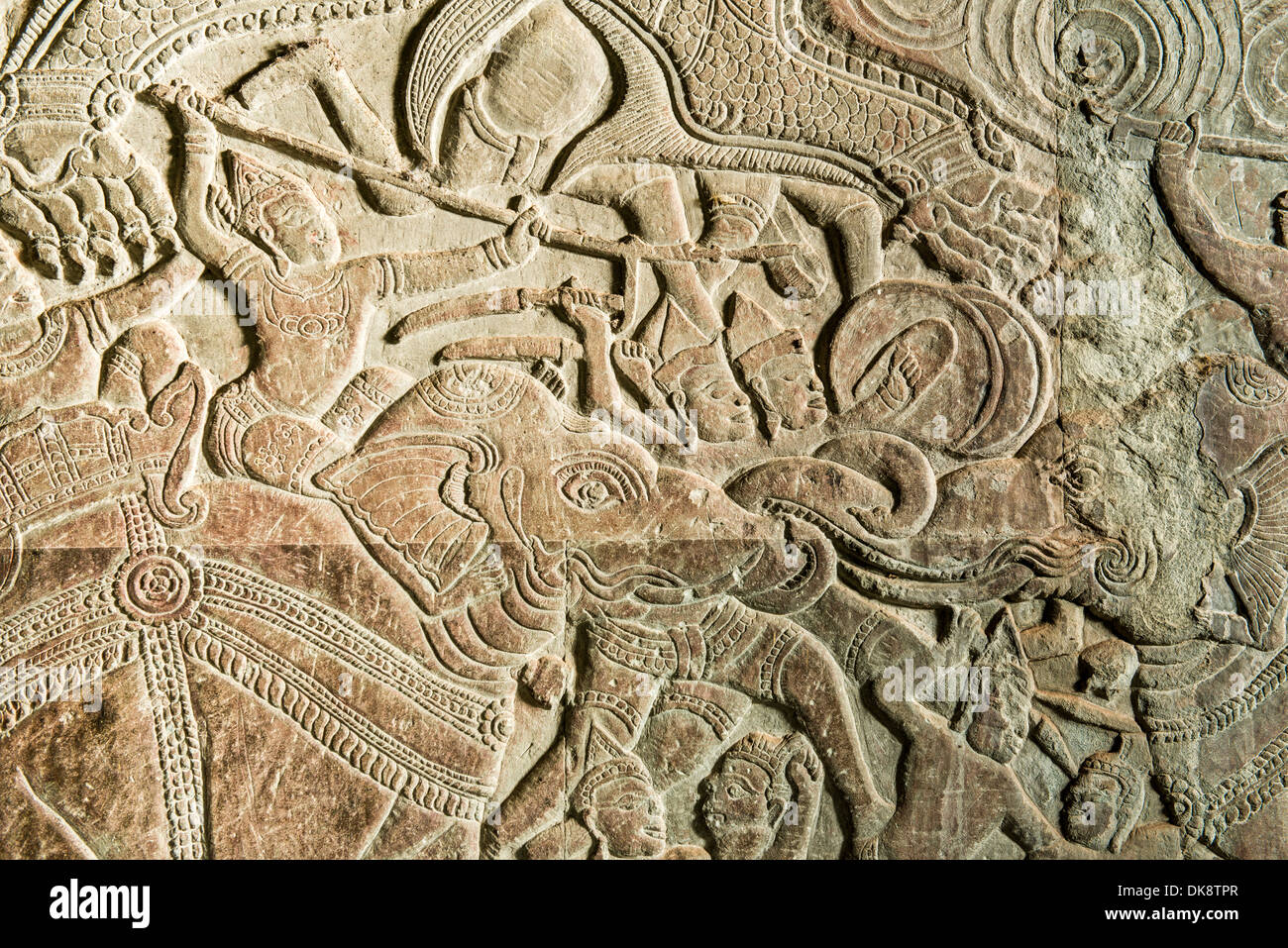 Historia hindú tallar en galería de Angkor Wat, Siem Reap, Camboya Foto de stock