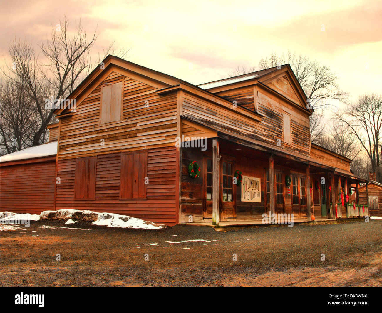 Tiempo viejo rústico country store en invierno Foto de stock