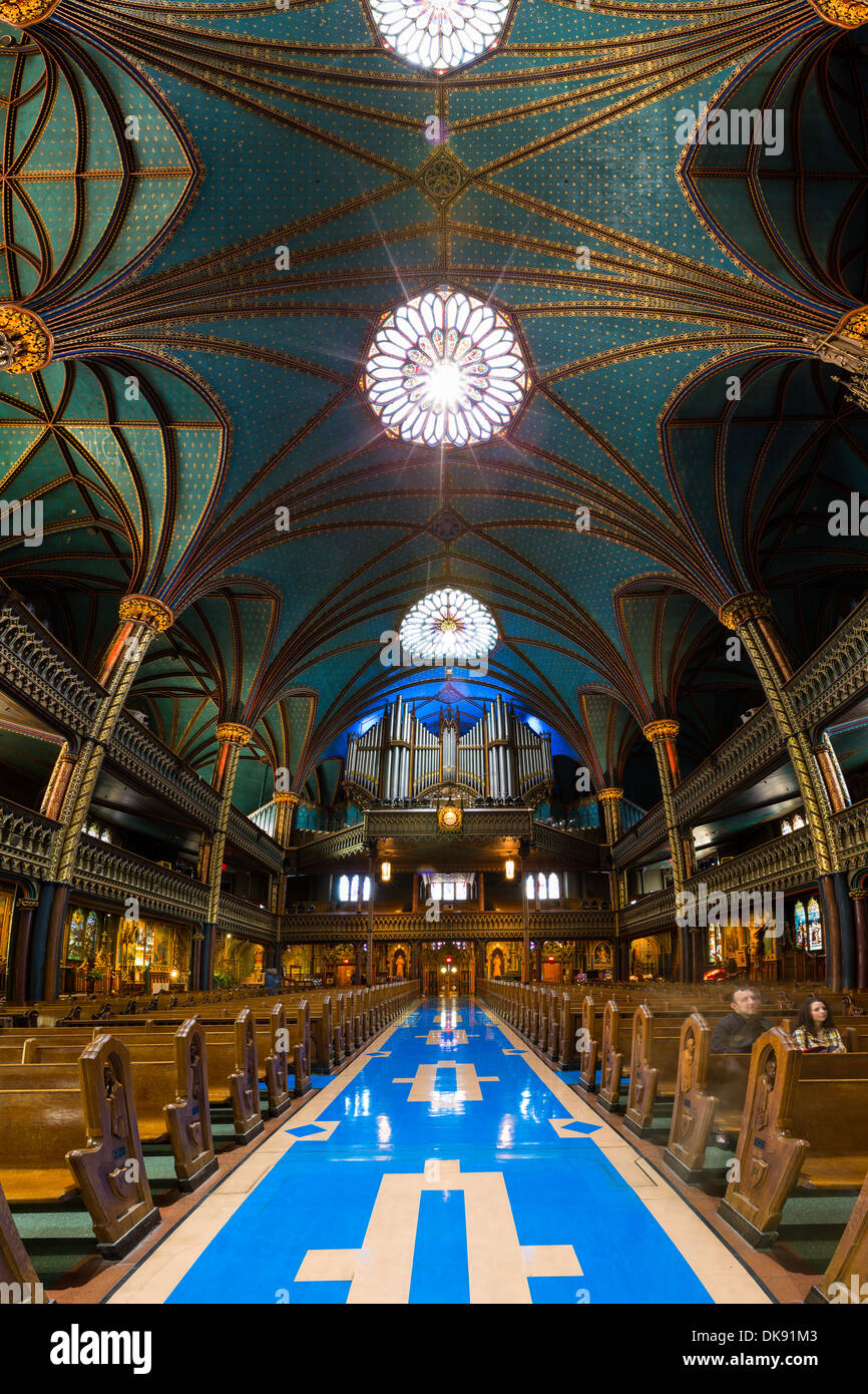 Interior de la catedral de Notre-Dame y su órgano en Montreal, Canadá. Foto de stock