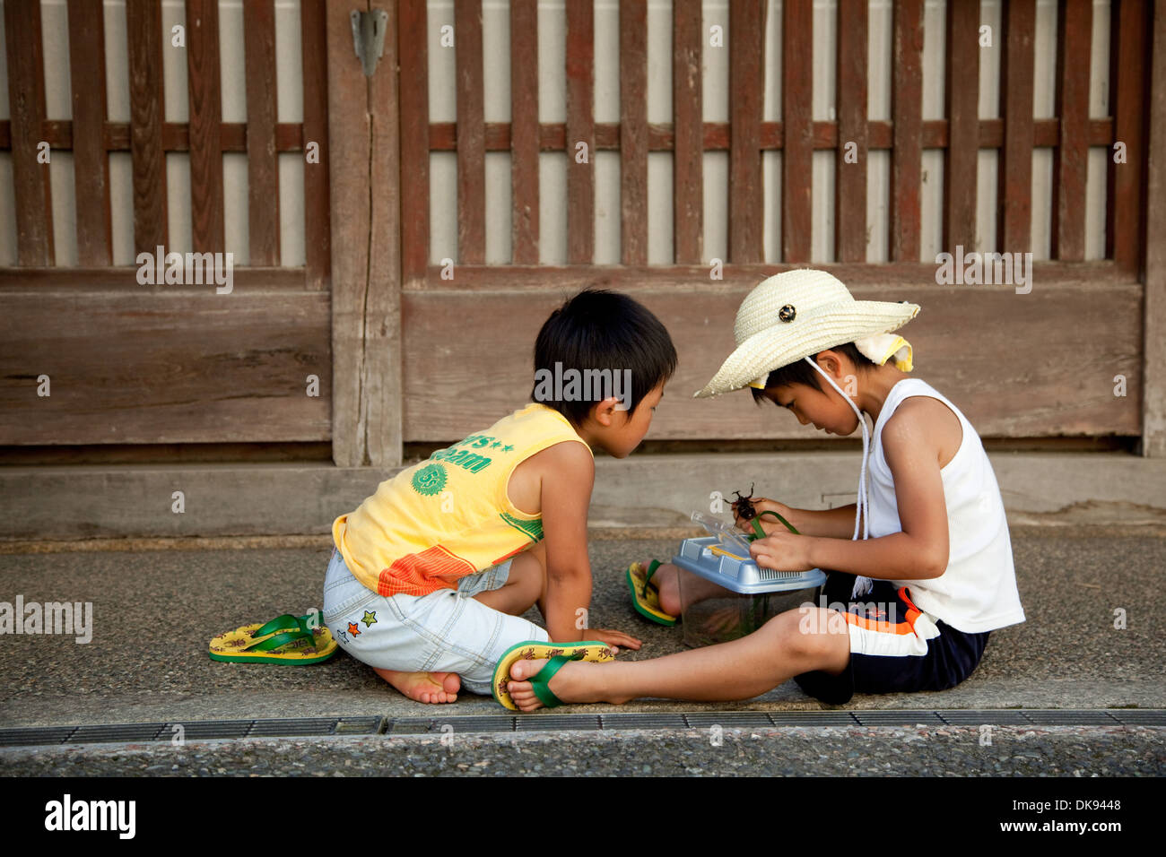 Los niños japoneses en el campo Foto de stock