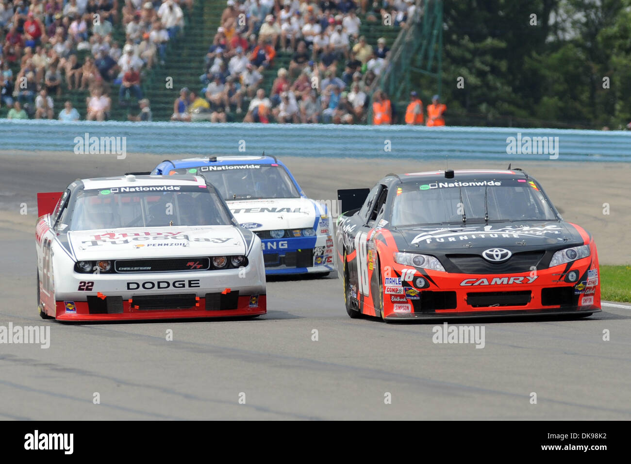 Agosto 13, 2011 - Watkins Glen, Nueva York, EE.UU. - Kyle Busch, conductor del (18) Z-Line Designs Toyota, batallas Kurt Busch, conductor del (22) Descuento neumáticos/Ruby Tuesday Dodge, para conducir fuera de turno uno de los primeros en la Zippo 200 en Watkins Glen Internacional en Watkins Glen, NY. Kurt Busch ganó la carrera después de arrancar en la pole y liderar 37 vueltas. (Crédito de la Imagen: © Michael Johnson/SO Foto de stock