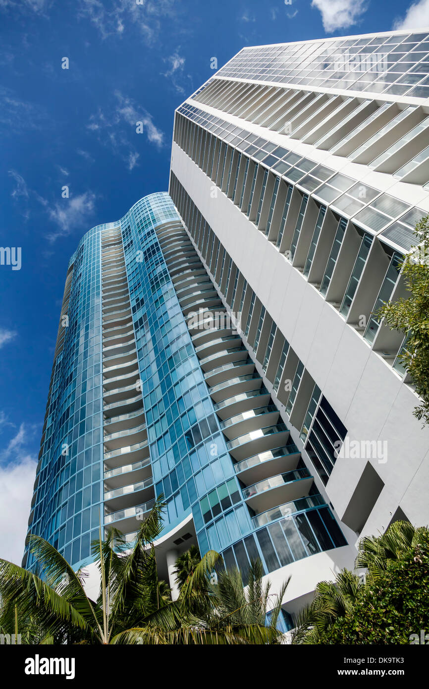 Río contemporáneo de gran altura de la casa torre de condominios residenciales a lo largo del Río Nuevo en el centro de Fort Lauderdale, Florida, USA. Foto de stock