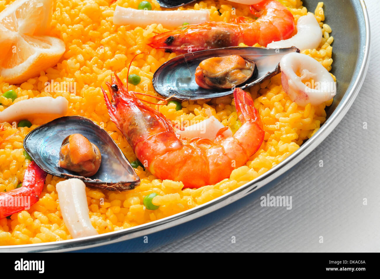 Primer plano de una típica paella española, con mariscos y verduras, en una  paellera, la paella Fotografía de stock - Alamy