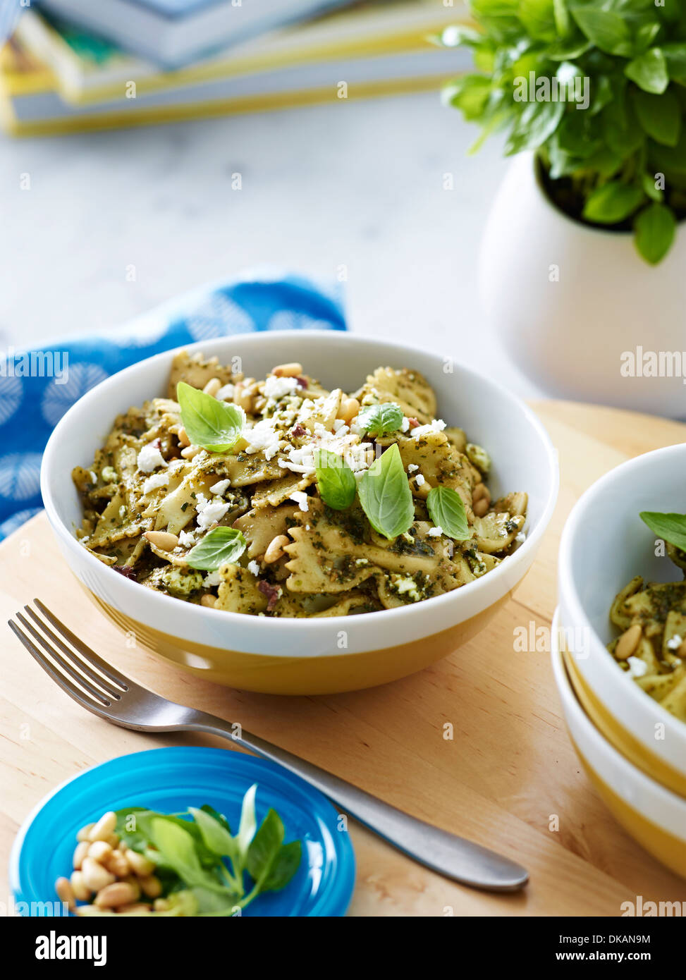 Plato de Pasta Farfalle con guarnición de hierbas Foto de stock