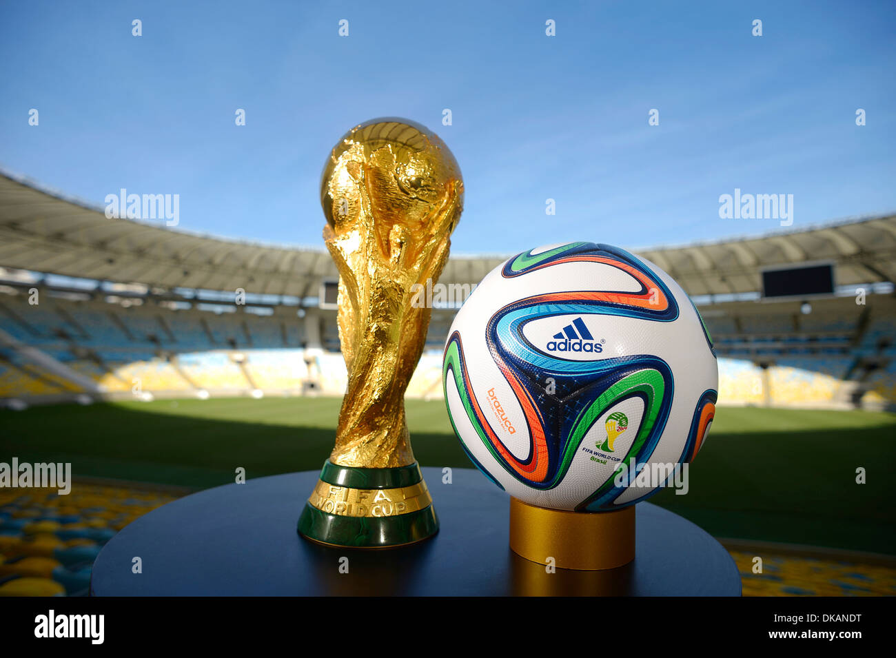 Adidas Brazuca, balón oficial de la Copa de la FIFA 2014, oficiales y el Trofeo de la Copa Mundial en el estadio Maracana Fotografía de stock - Alamy