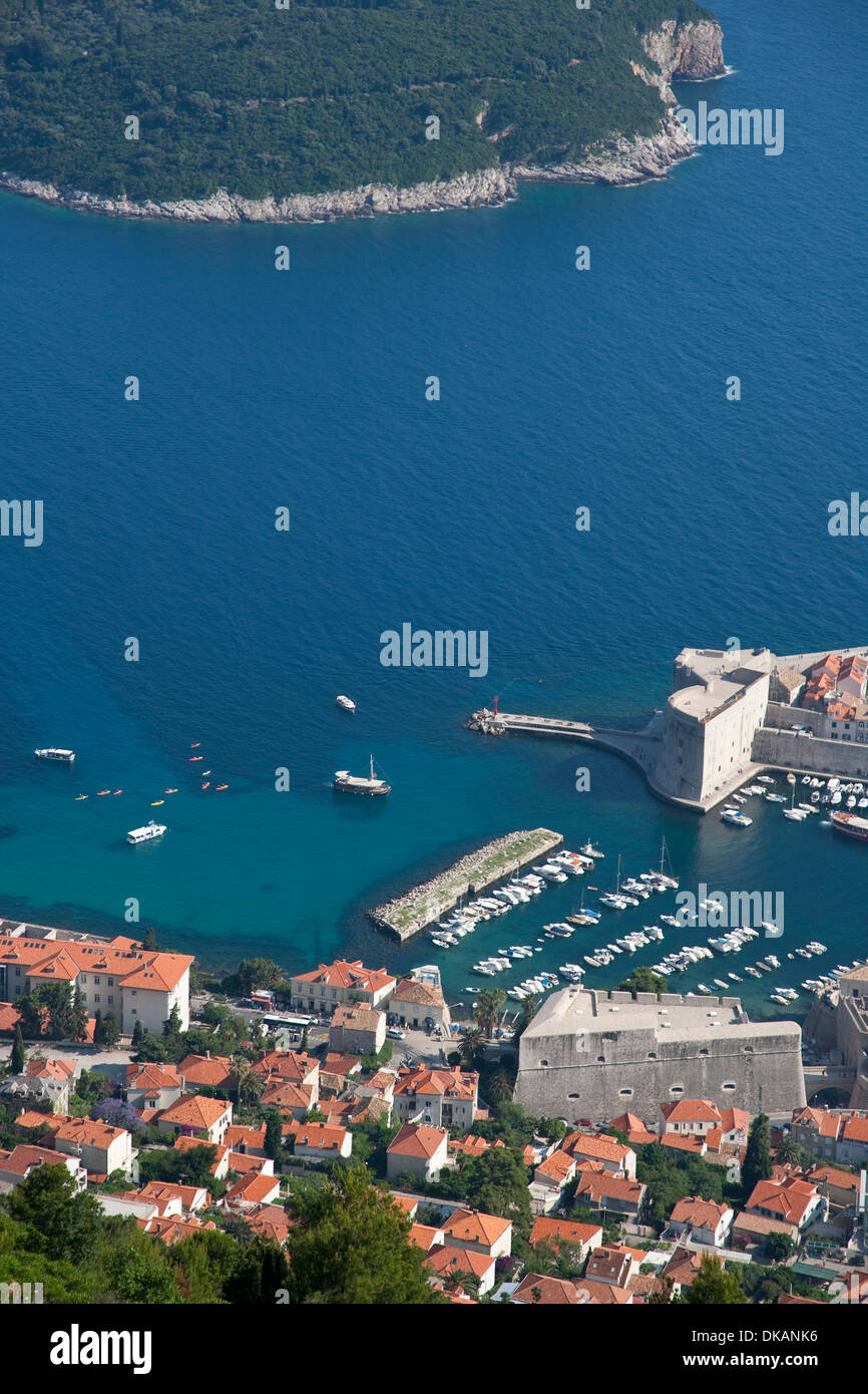 Dubrovnik, Croacia. Una vista desde el teleférico mirando hacia abajo en el casco antiguo Foto de stock