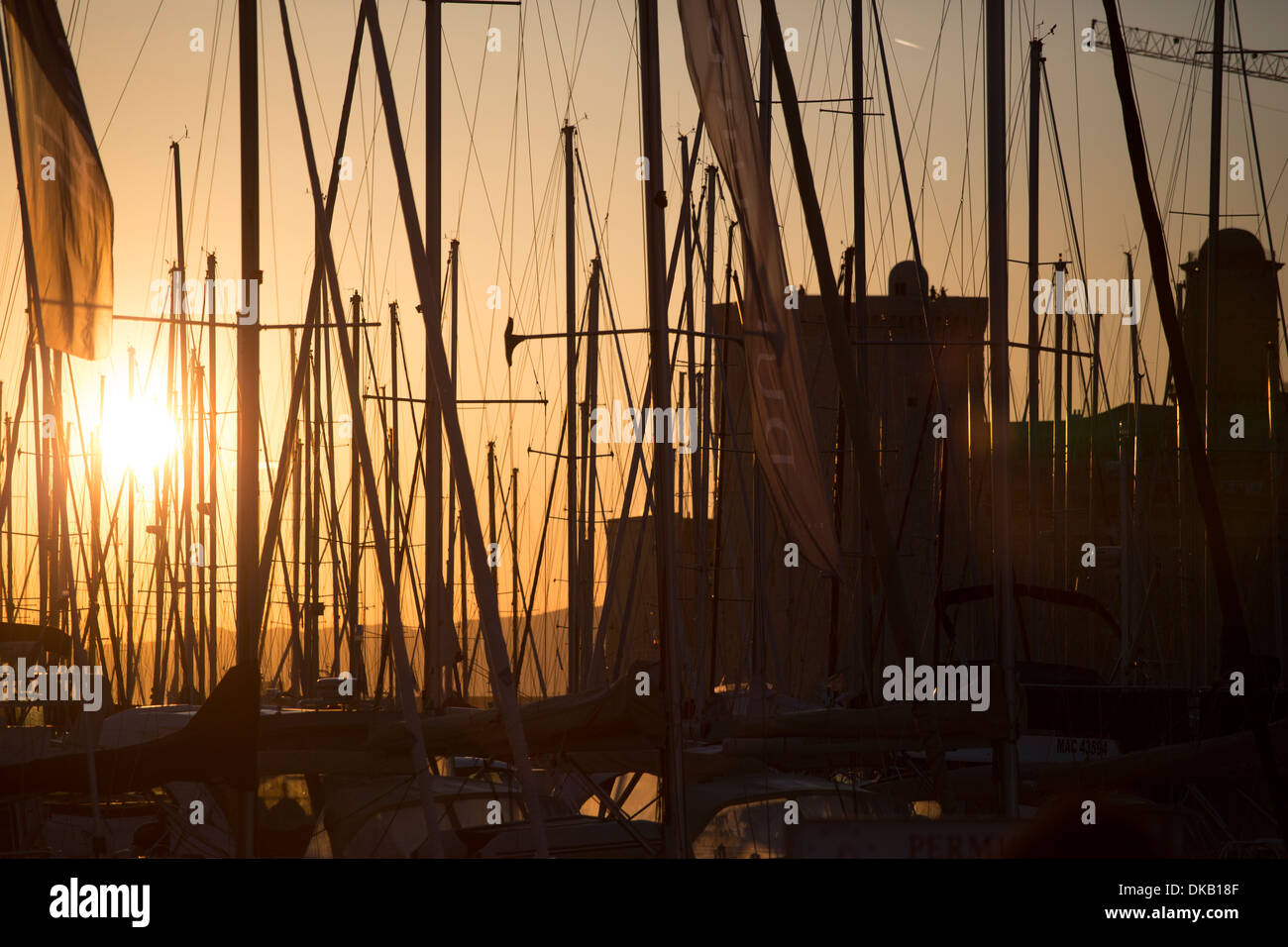 Mástiles de barco de vela al atardecer, Marsella, Francia Foto de stock