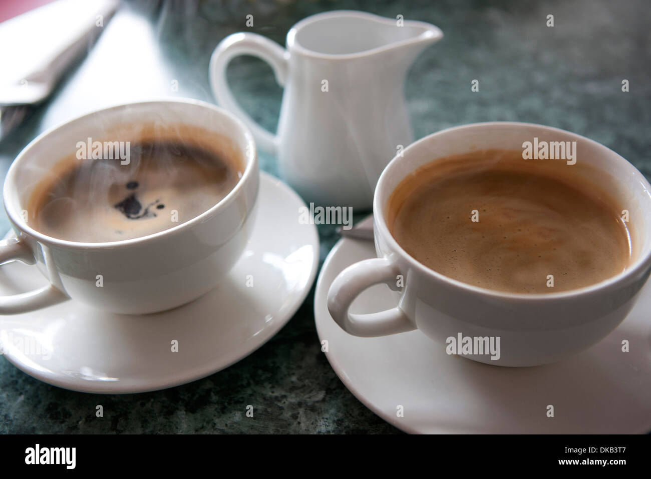 Humeantes tazas de café negro caliente Fotografía de stock - Alamy