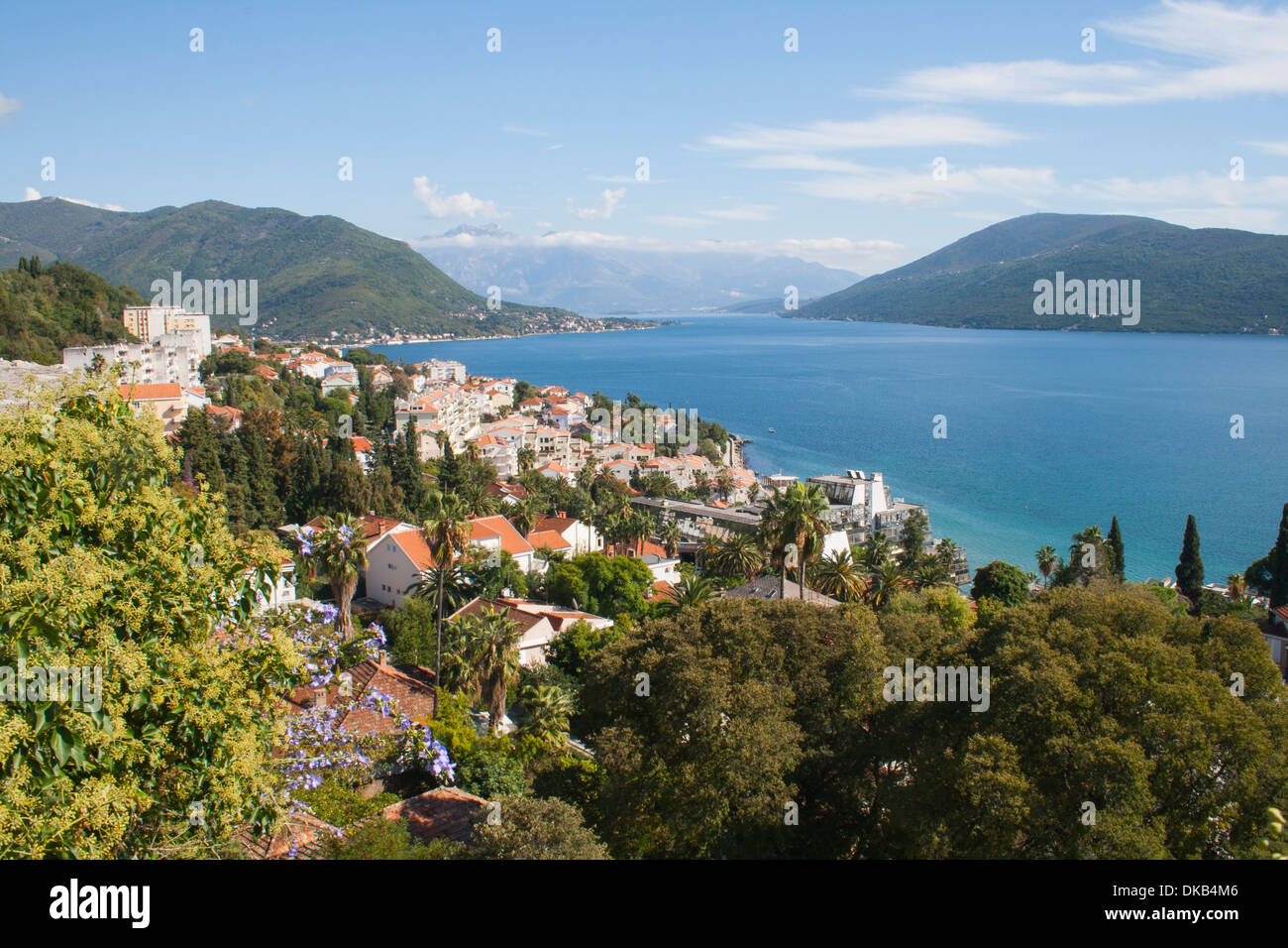 Montenegro, Herceg Novi, vista de Herceg Novi y la bahía de Kotor, desde el castillo Forte Mare Foto de stock