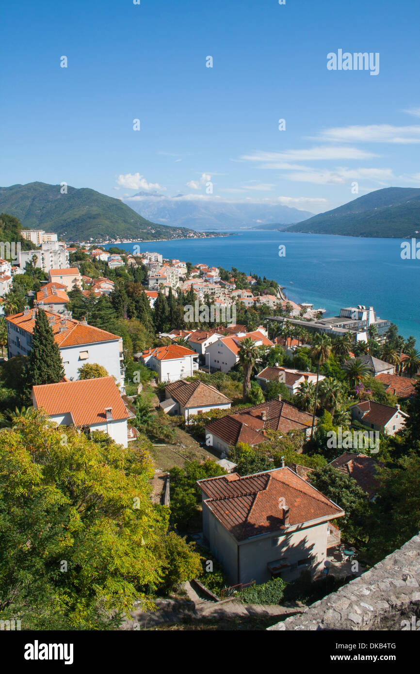 Montenegro, Herceg Novi, vista de Herceg Novi y la bahía de Kotor, desde el castillo Forte Mare Foto de stock