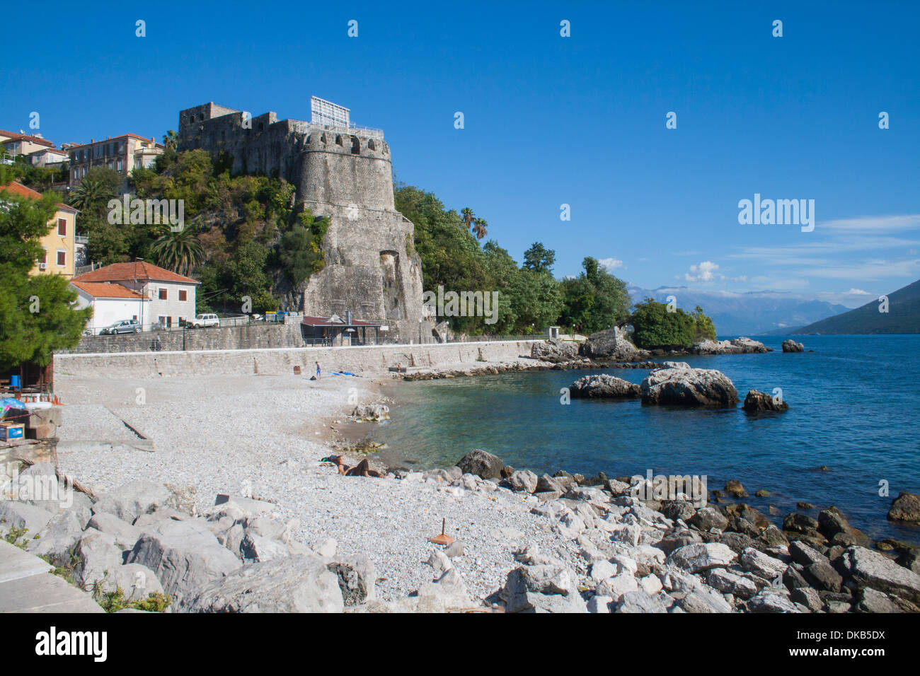 Montenegro, bahía de Kotor, Forte Mare Castillo y playa en Herceg Novi Foto de stock