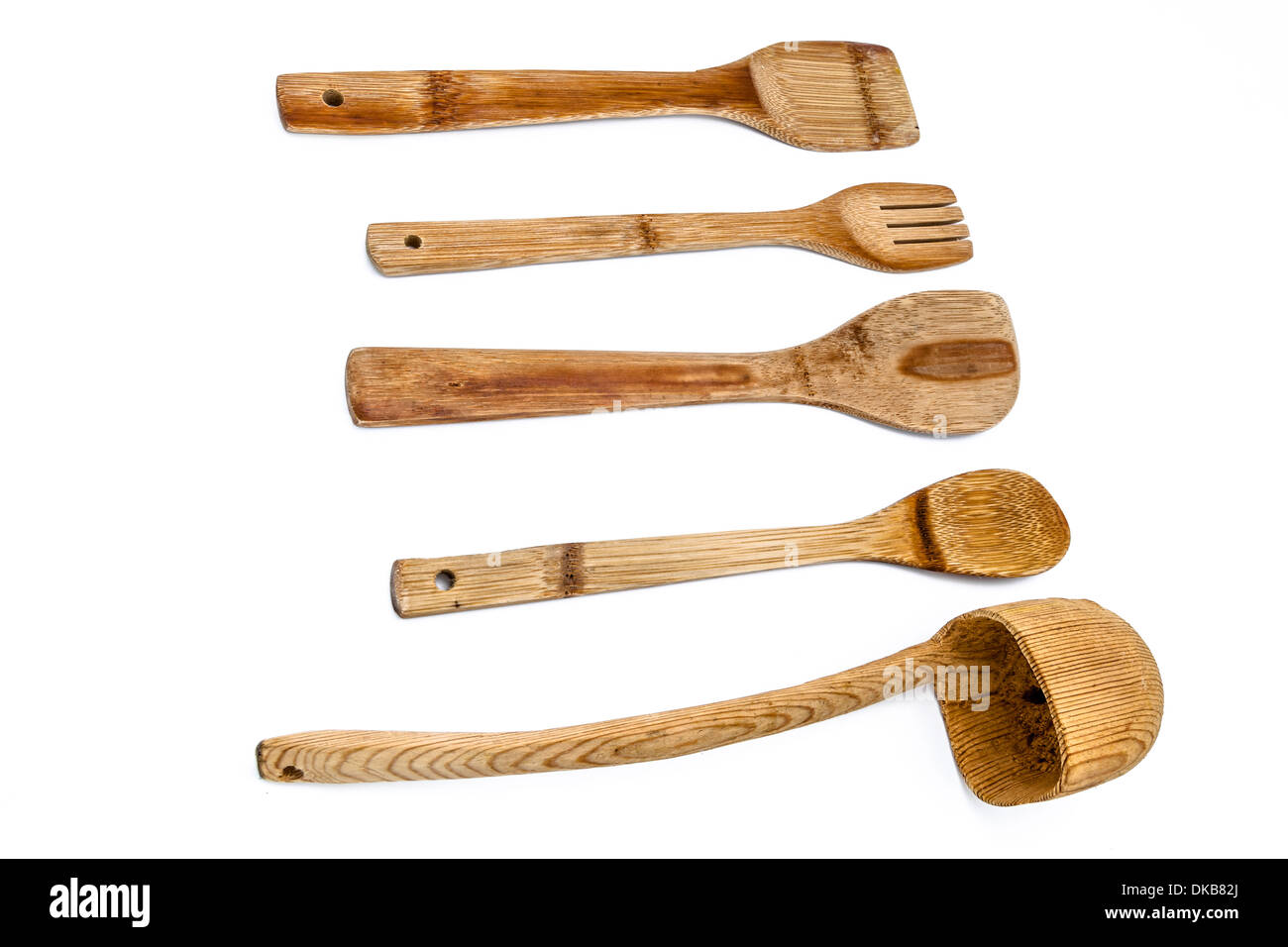 Una composición de cocina de madera utensilson un fondo blanco. Foto de stock