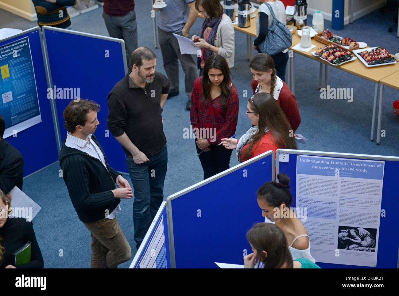 Estudiantes de Psicología carteles de investigación actual en la Universidad de Edimburgo, Escocia. Foto de stock