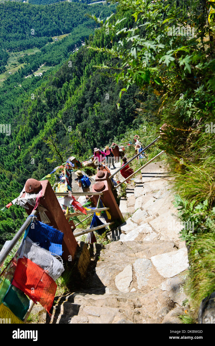 Los visitantes en su camino hacia el Tiger's Nest,10,180 pies de altura,cliffhanger,de peregrinación budista,muy sagrado lugar santo,paro Bhután Foto de stock