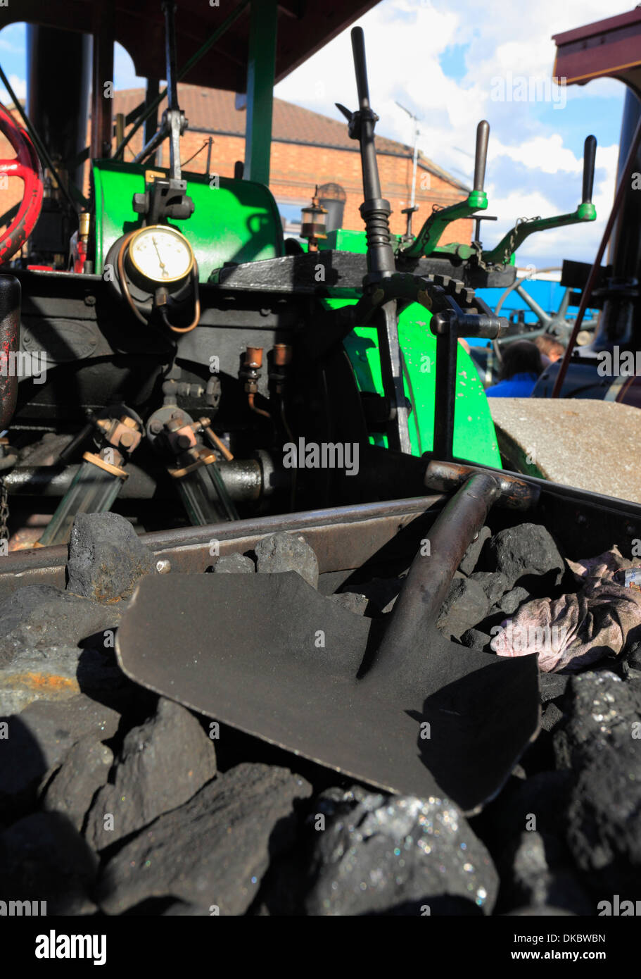 Carbón y una pala en la parte posterior de un motor de tracción de vapor en un rally. Foto de stock