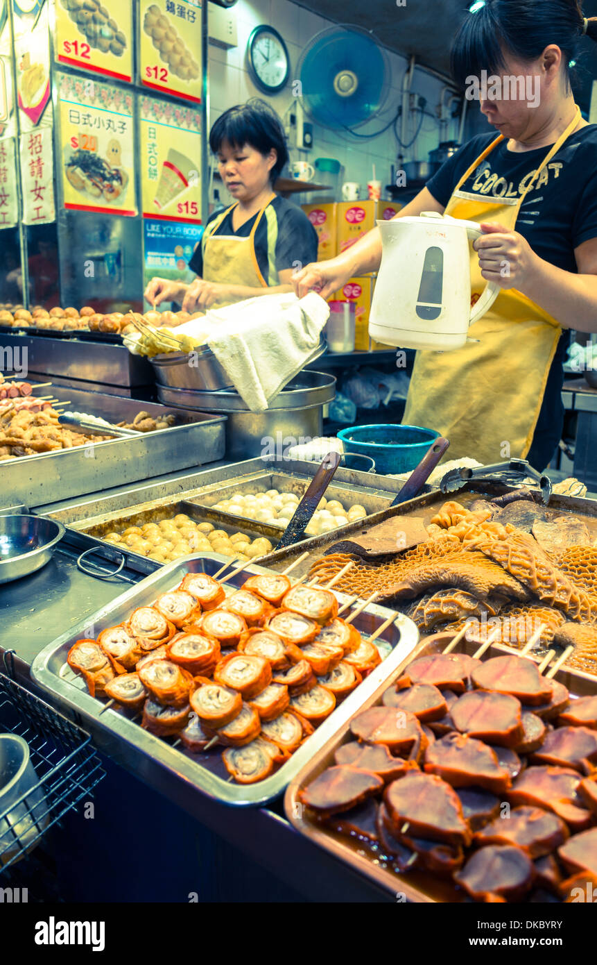 Hong Kong calle merienda en la noche, con carne de cerdo y carne de vacuno estofado. Foto de stock