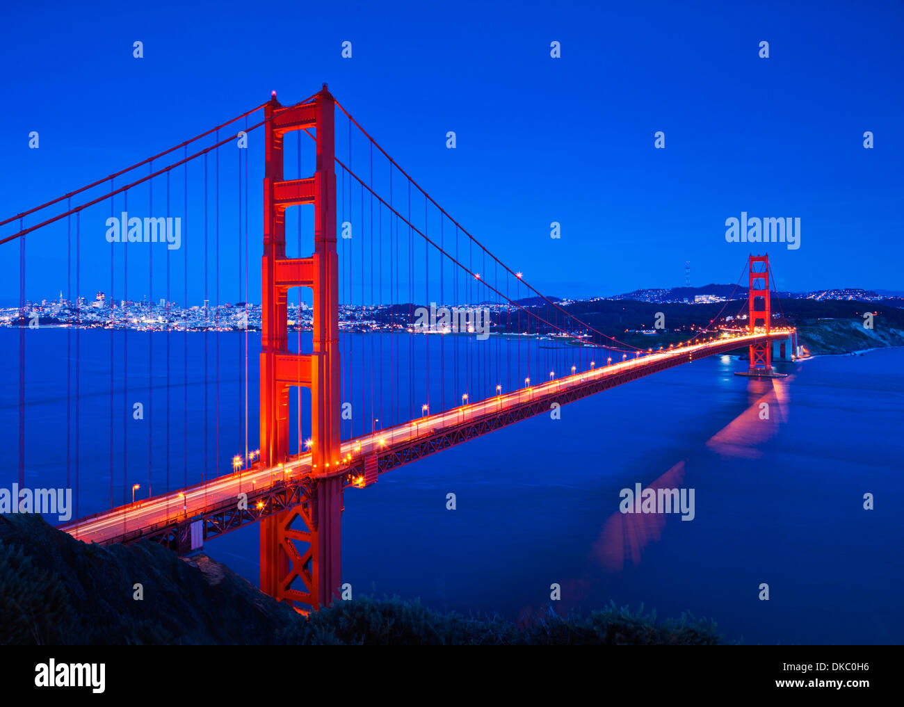 Puente Golden Gate de San Francisco en la noche con semáforo senderos a través del puente San Francisco, California, EE.UU. Foto de stock