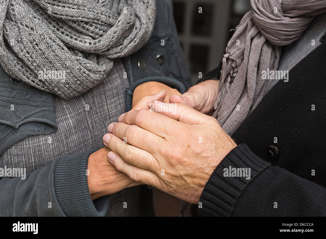 Senior pareja tomados de las manos, cerrar Foto de stock