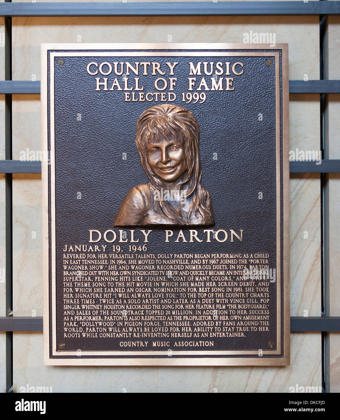 Un bronce de Dolly Parton la placa en el interior de la sala de la Fama de la música country en Nashville, TN, EE.UU. Foto de stock