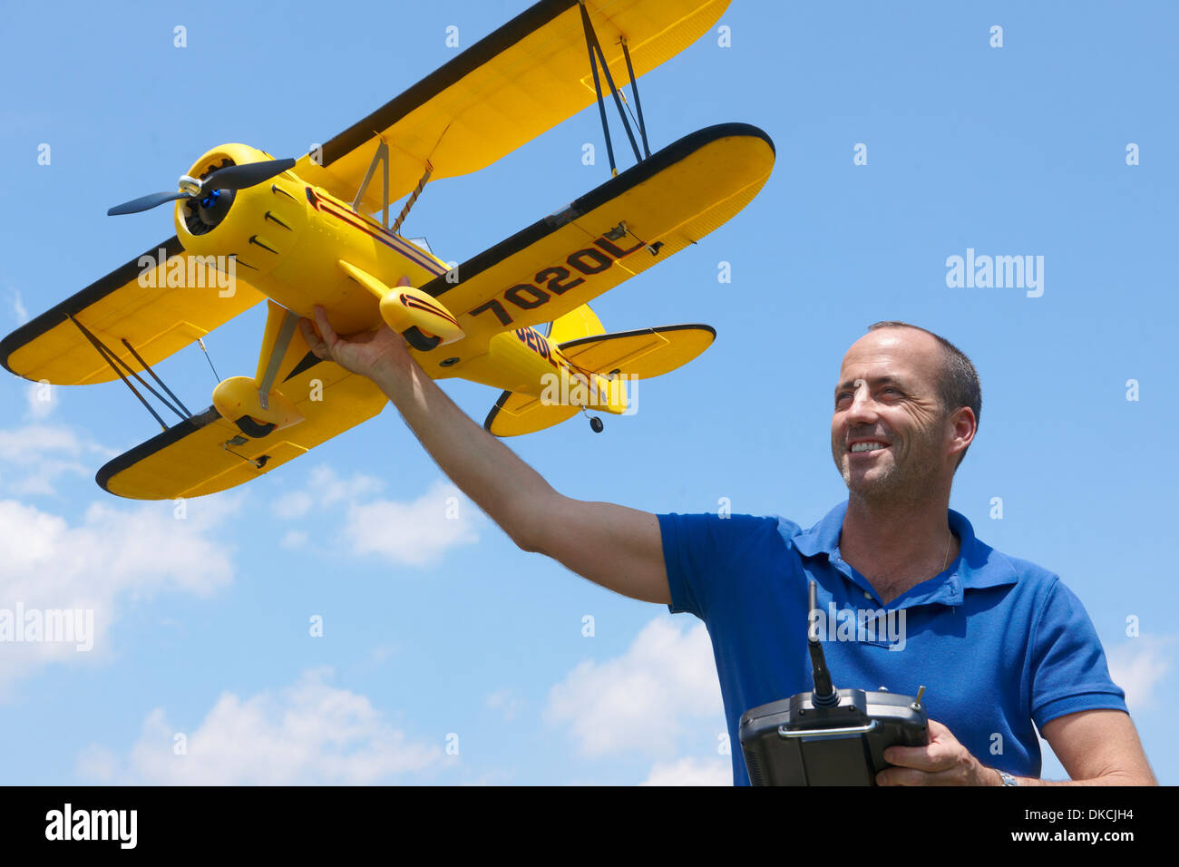 Hombre preparando para lanzar avión modelo Foto de stock