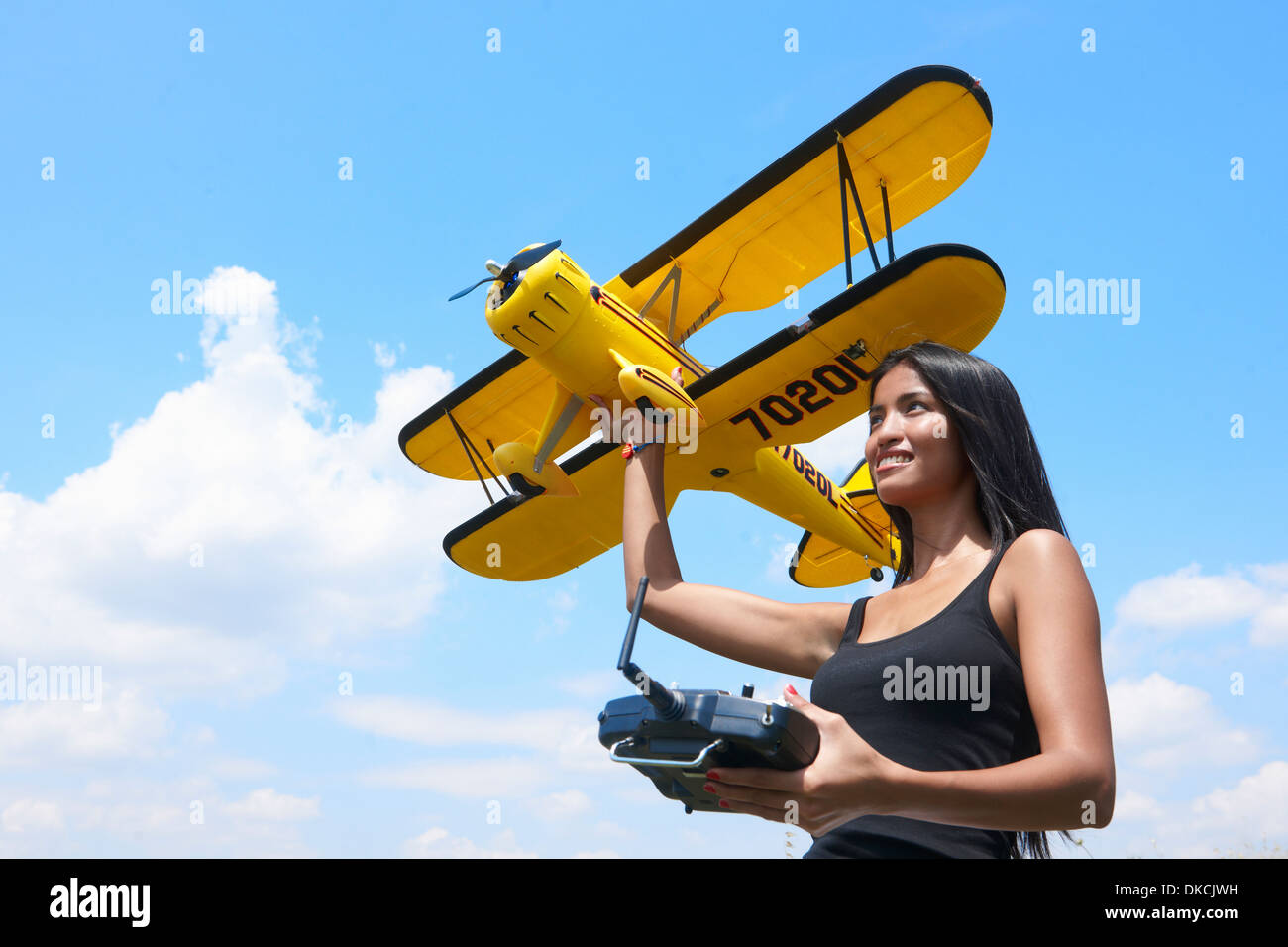 Mujer preparando para lanzar avión modelo Foto de stock