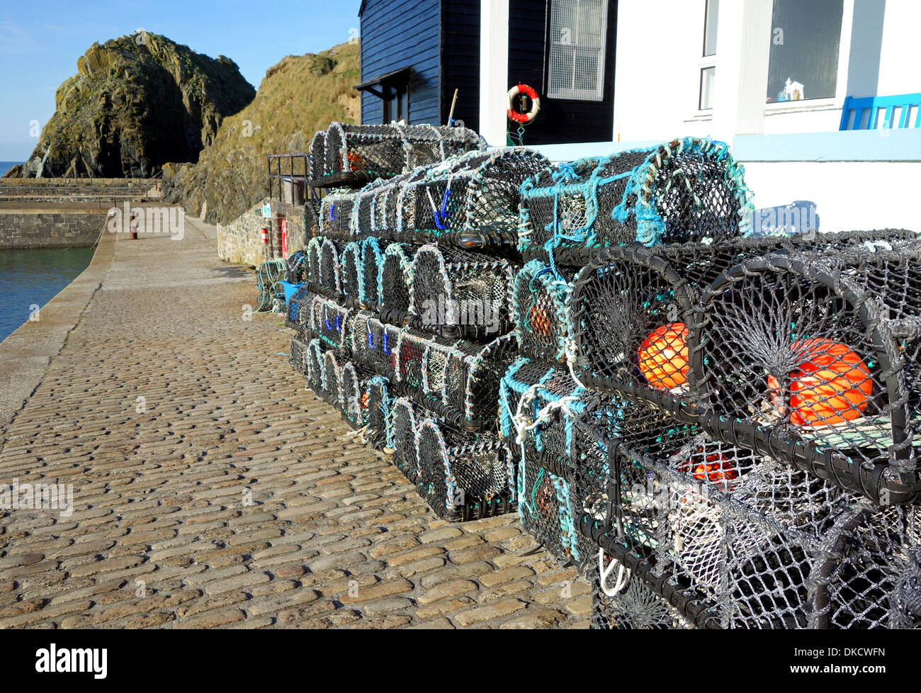 El Cangrejo y la langosta potes almacenados en el puerto en el mainel, Cornualles, en el REINO UNIDO Foto de stock