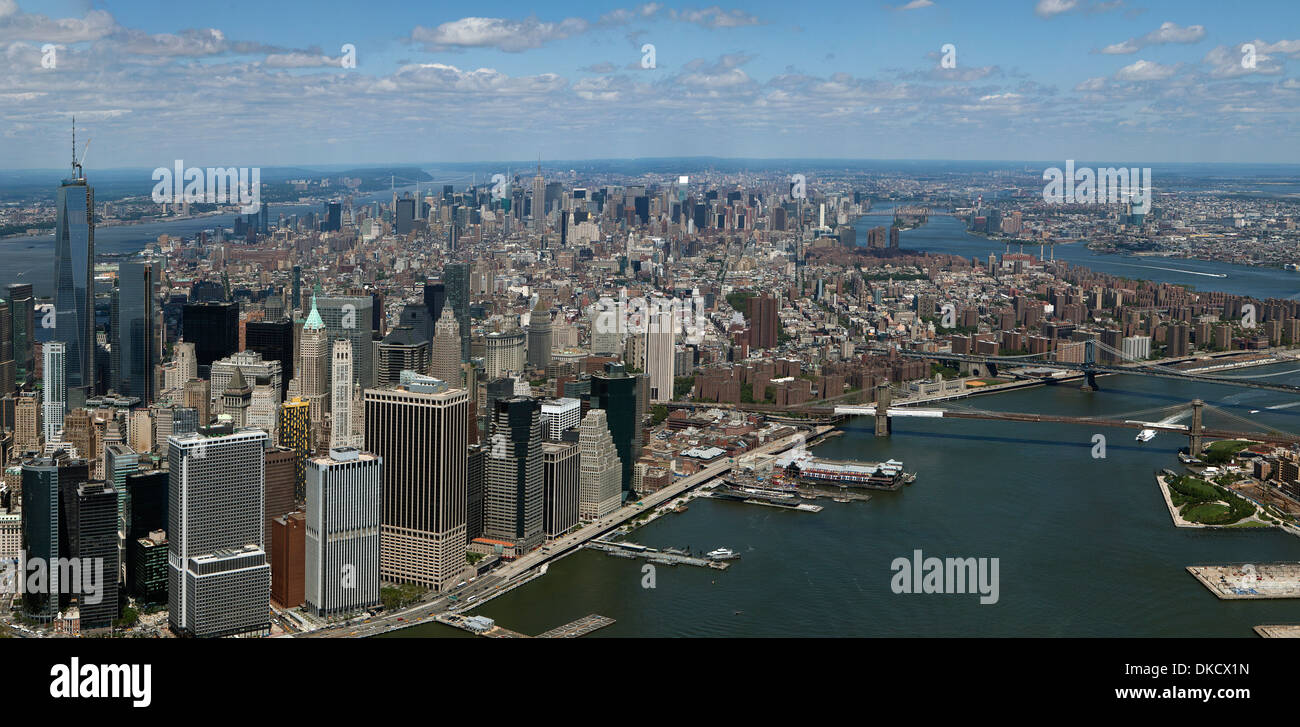 Fotografía aérea del Bajo Manhattan, East River, el Puente de Brooklyn, Nueva York Foto de stock