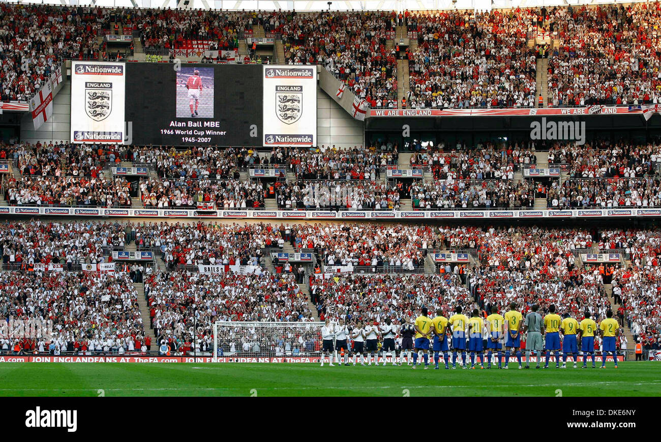 Un minuto de aplausos de la multitud en la memoria de la Copa Mundial de 1966 ganando el capitán Alan Ball en el Inglaterra vs Brasil partido en Wembley el viernes, 1ro de junio.(Credit Image: © fotógrafo/Cal Sport Media) Foto de stock