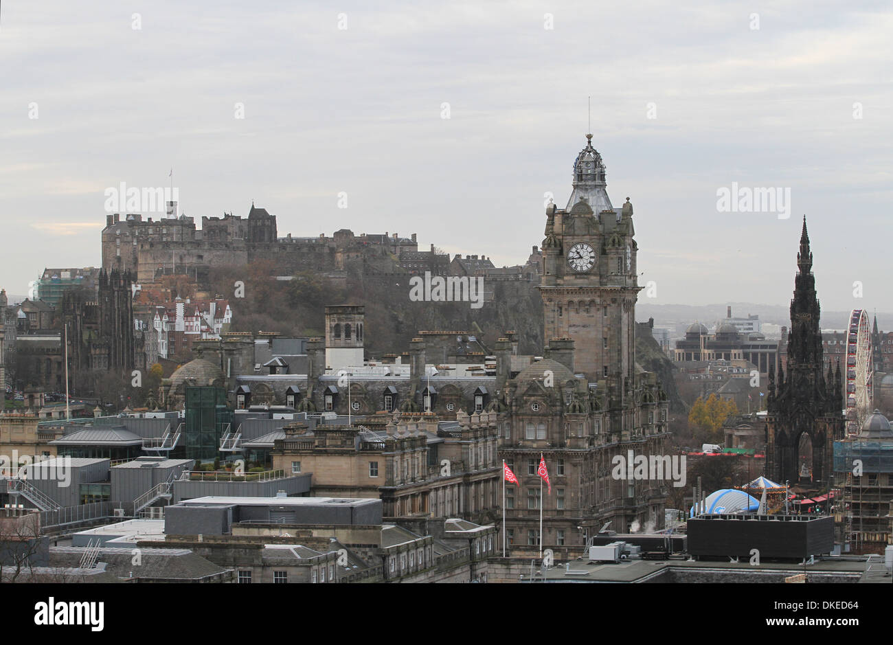 El castillo de Edimburgo y el Balmoral Hotel Edimburgo Escocia, noviembre de 2013 Foto de stock