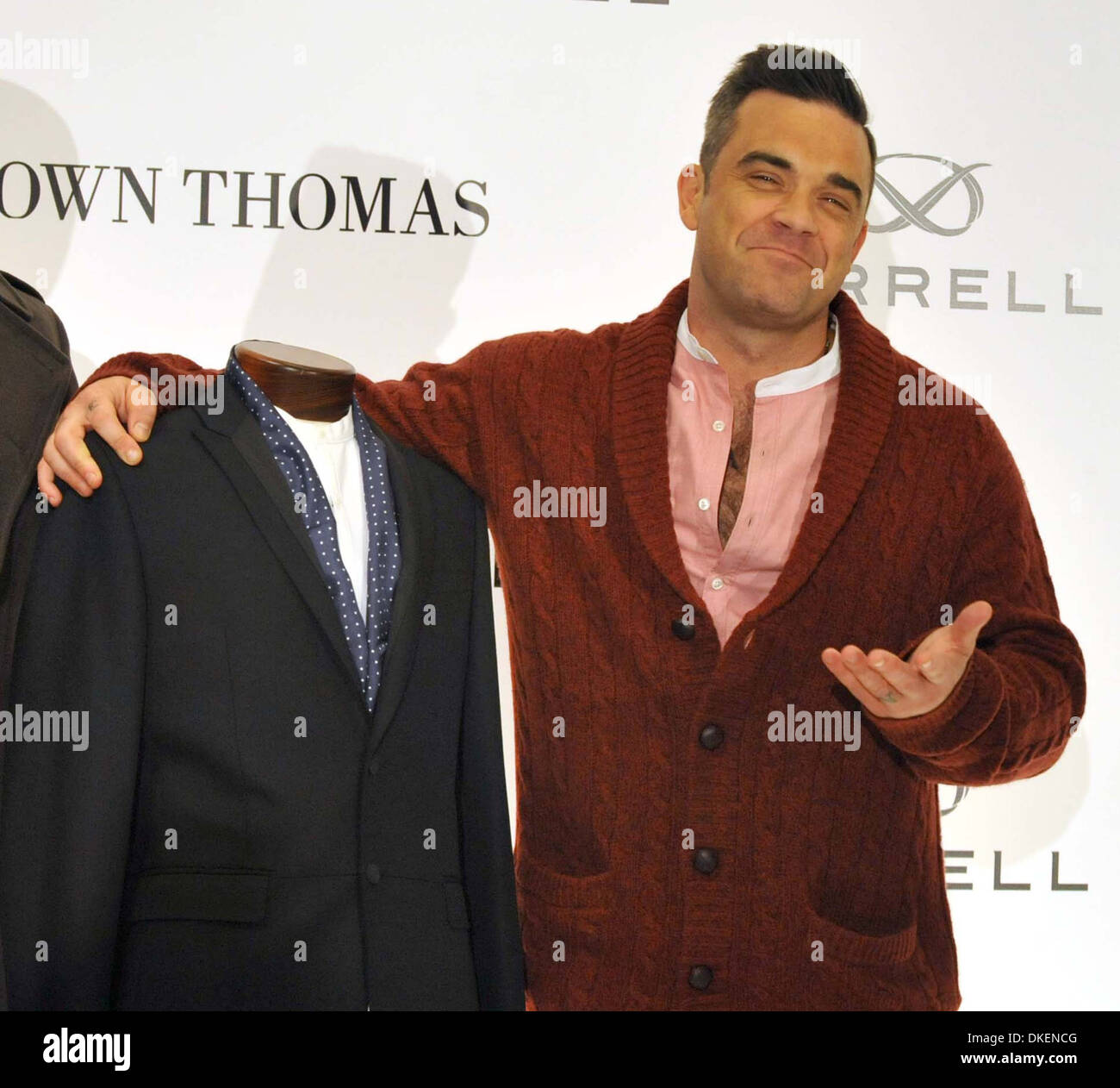 Robbie Williams lanza su nueva marca de ropa ropa de hombre 'Farrell', junto con el diseñador moda Ben Dickens en Brown Thomas Fotografía de Alamy