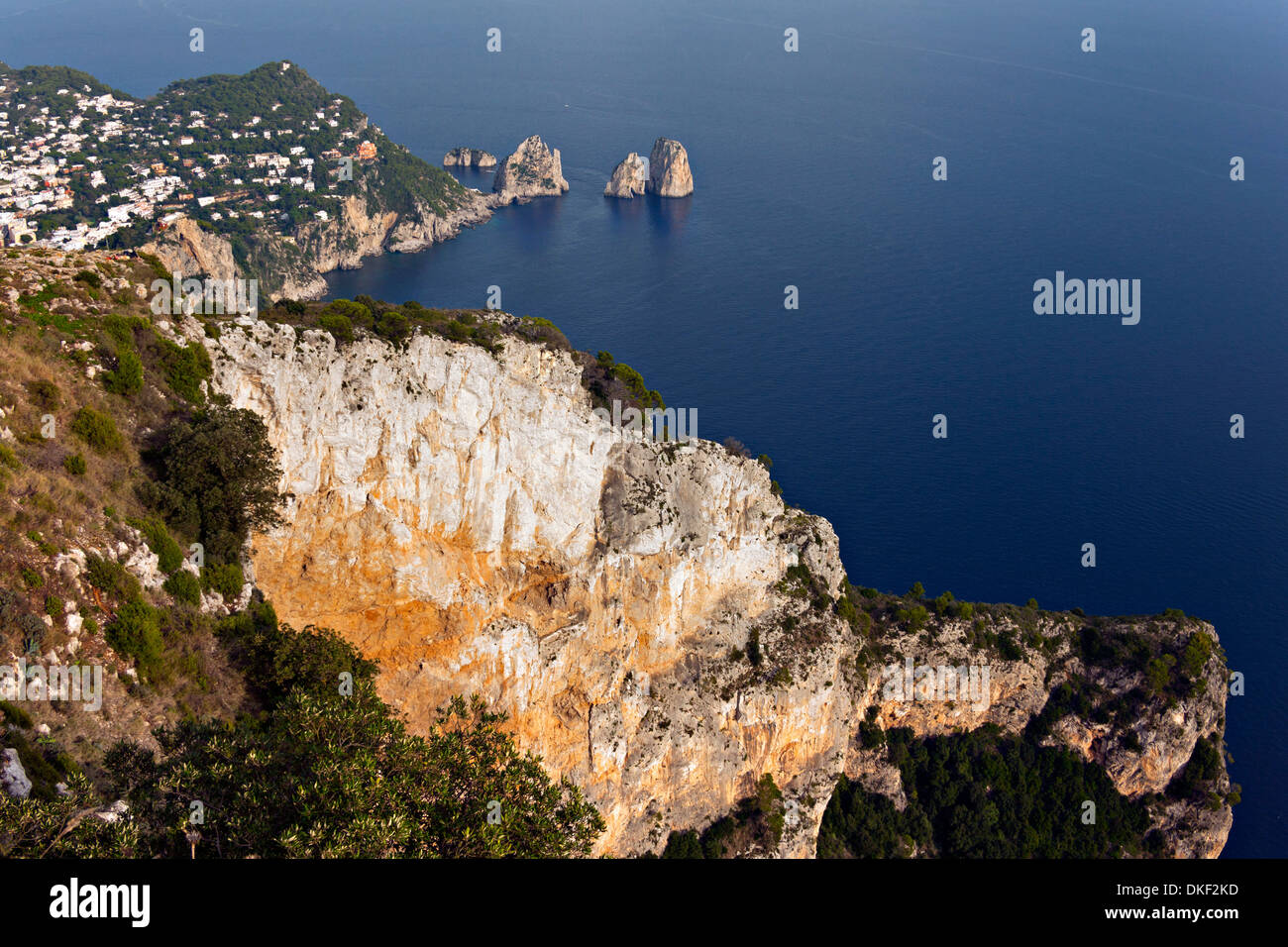 Los farallones de rocas y Marina Piccola, Capri, Campania, Italia, Europa Foto de stock