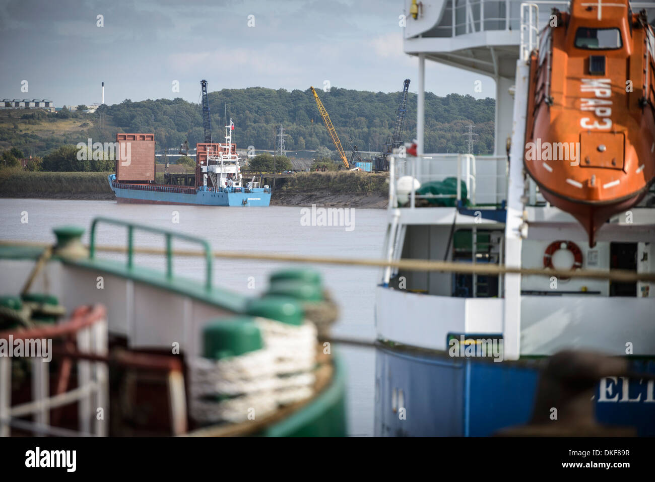 Los pequeños buques de carga a granel en Río, vista desde el puerto Foto de stock