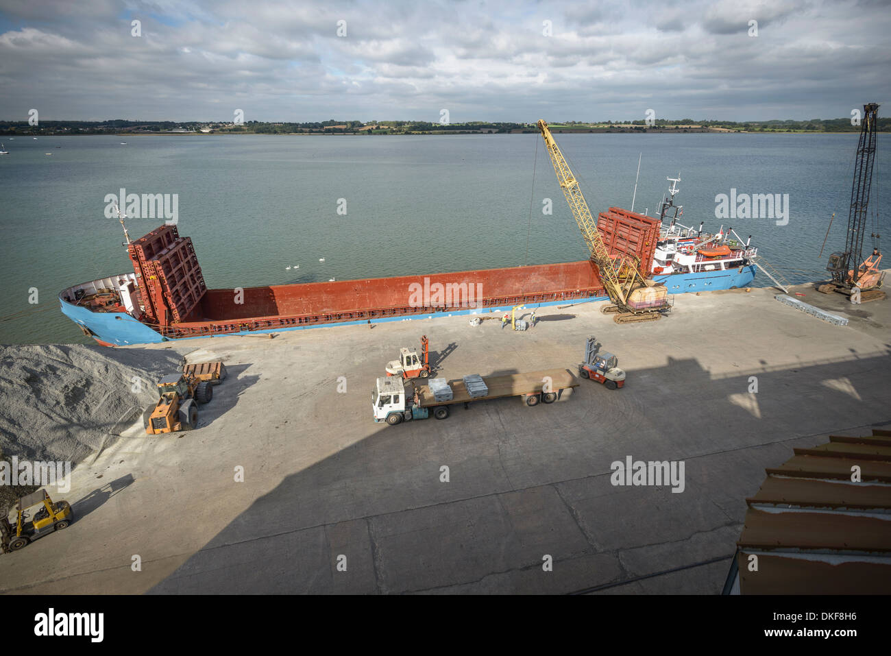 Un alto ángulo de visualización de la grúa de carga del buque de carga a granel en el puerto fluvial de Foto de stock