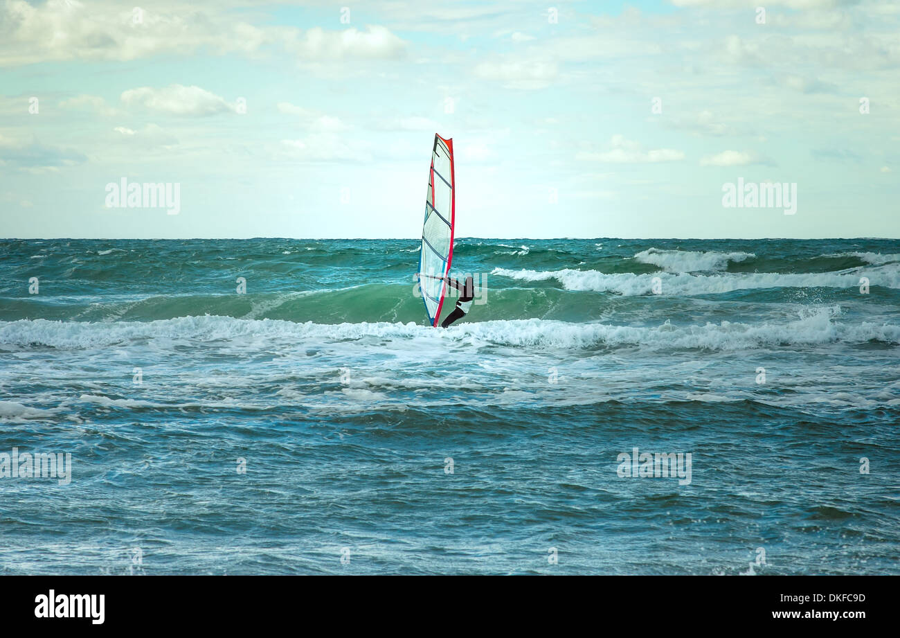 Agua de mar deporte de vela Windsurf Windsurf ocio activo formación sobre olas día de verano concepto de estilo de vida Foto de stock